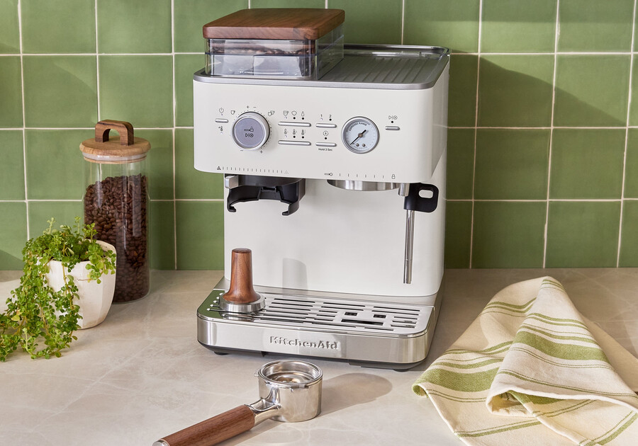 halbautomatische espressomaschine mit kegelmahlwerk und espresso-zubehörset aus walnussholz